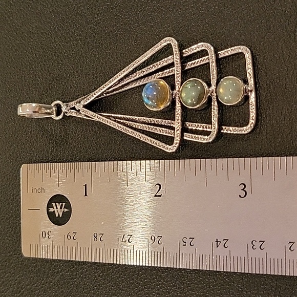 Beautiful Labradorite Pendant - Picture 4 of 6